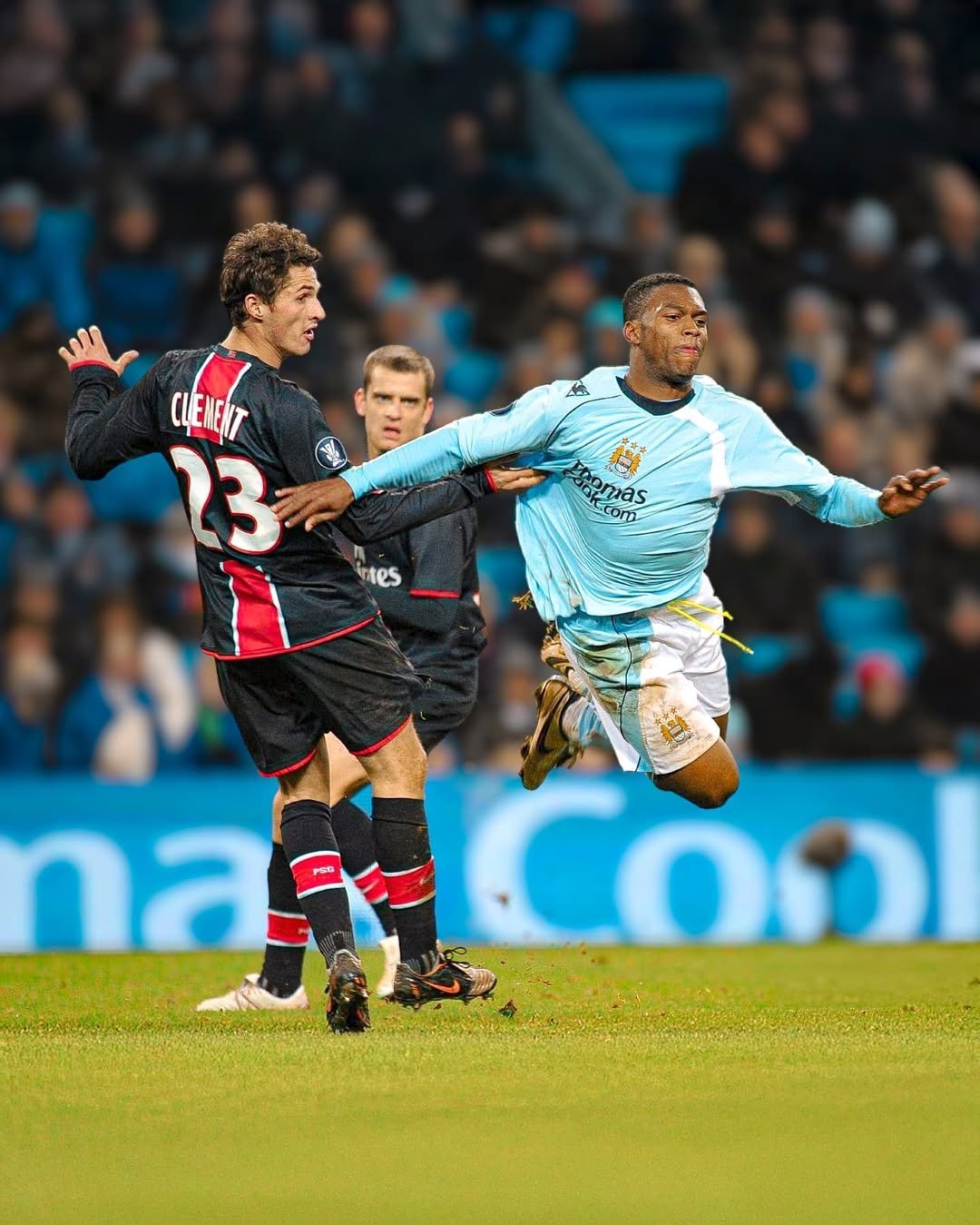 欧宝体育官方 -巴黎圣日耳曼重伤倒地，曼城全队围拢祈祷，场面感人的简单介绍