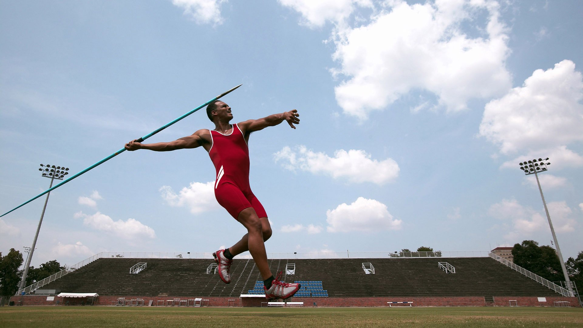 热刺首回合鏖战休斯顿火箭，欧文砍下10记关键球，全场沸腾